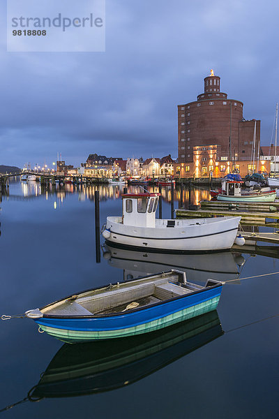 Deutschland  Eckernförde  Fischerboote im Hafen und Silo