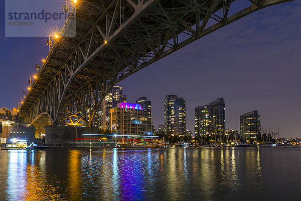 Kanada  British Columbia  Vancouver  Granville Street Bridge über den False Creek bei Nacht