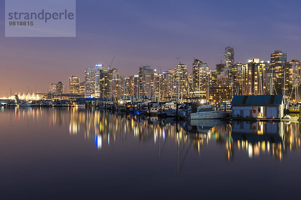 Kanada  British Columbia  Vancouver  Skyline in der Abenddämmerung vom Stanley Park aus gesehen