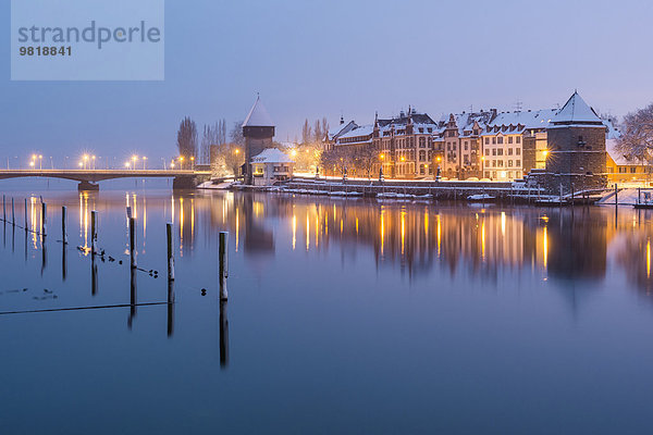 Deutschland  Baden-Württemberg  Konstanz  Bodensee  Blick auf Pulverturm und Rheintorturm am Abend