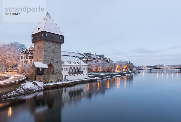 Deutschland  Baden-Württemberg  Konstanz  Bodensee  Blick auf den Rheintorturm am Abend