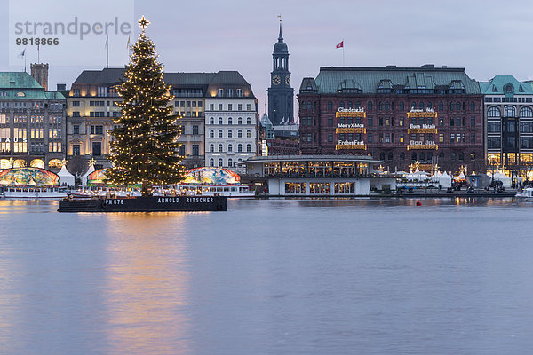 Deutschland  Hamburg  Binnenalster mit beleuchtetem Weihnachtsbaum