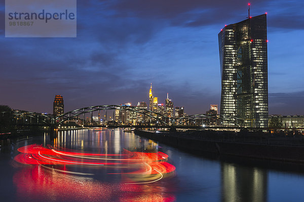 Deutschland  Frankfurt  Stadtansicht mit Europäischer Zentralbank und Wendeschiff auf dem Main bei Dämmerung