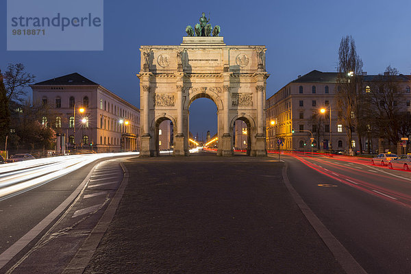 Deutschland  München  Blick auf beleuchtetes Siegestor