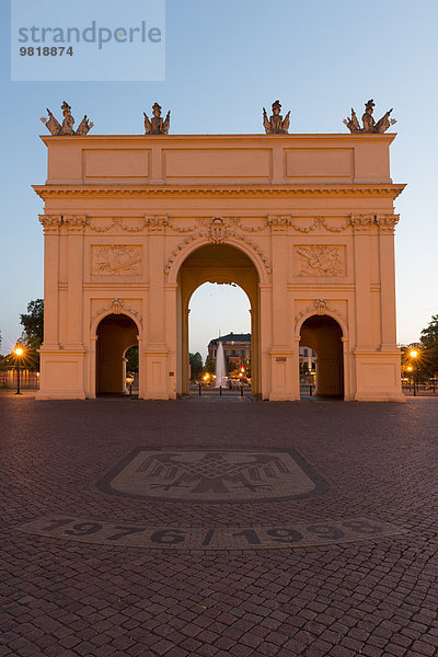 Deutschland  Potsdam  Blick auf das Brandenburger Tor bei Dämmerung