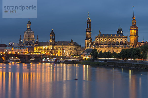 Germnay  Dresden  Blick auf die beleuchtete Stadt mit der Elbe im Vordergrund