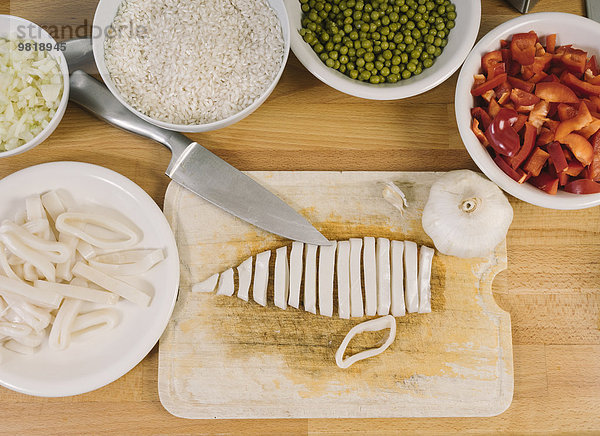 Zutaten für Paella und Pfund  in Streifen geschnitten