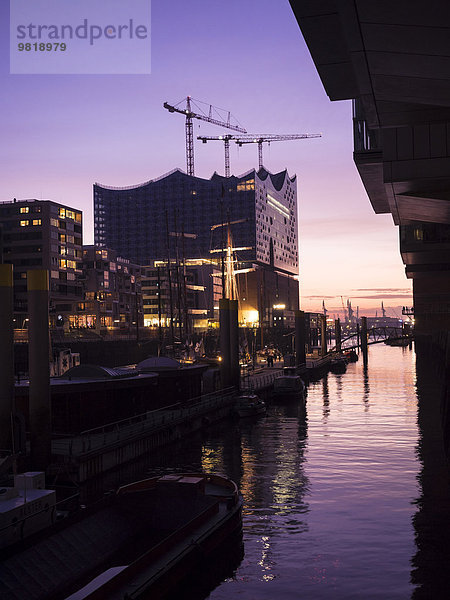 Deutschland  Hamburg  Blick auf die Elbphilharmonie bei Dämmerung