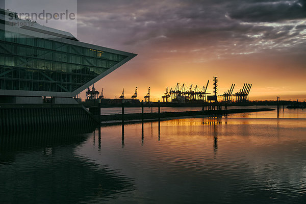 Deutschland  Hamburg  Altona  Bürogebäude Dockland bei Sonnenuntergang  Hafen Hamburg mit Hafenkranen im Hintergrund