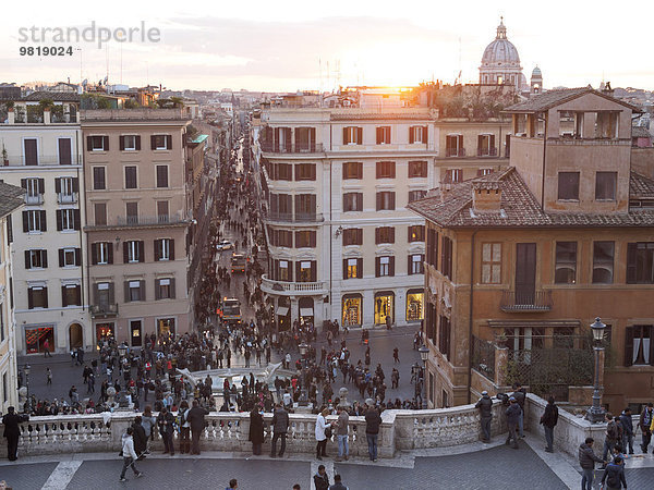 Italien  Rom  Menschen auf der Piazza di Spagna