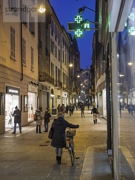 Italien  Piacenza  Blick auf die Via XX Settembre am Abend