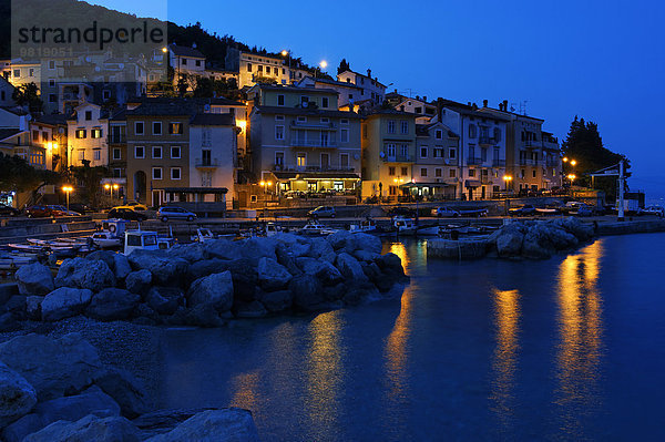 Kroatien  Istrien  Moscenicka Draga  Hafen bei Nacht
