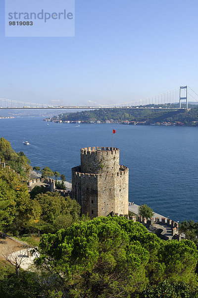 Türkei  Istanbul  Fatih Sultan Mehmet Brücke und Festung
