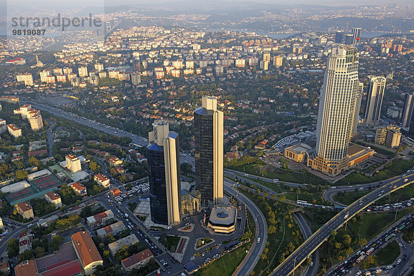 Türkei  Istanbul  Blick über den Finanzbezirk und den Bosporus von Sapphire of Istanbul aus