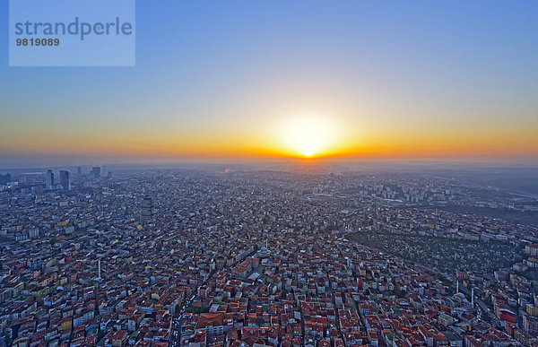 Türkei  Istanbul  Blick auf den Sonnenuntergang aus Istanbul Sapphire
