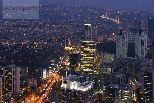 Türkei  Istanbul  Blick über den Finanzbezirk vom Istanbul Sapphire bei Nacht