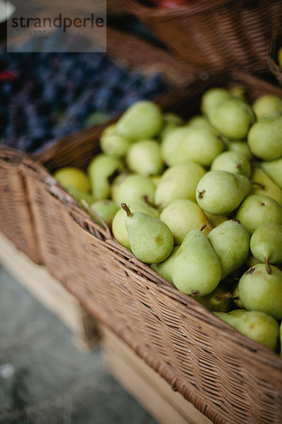 Italien  Nahaufnahme von frischen Birnen zum Verkauf im Weidenkorb