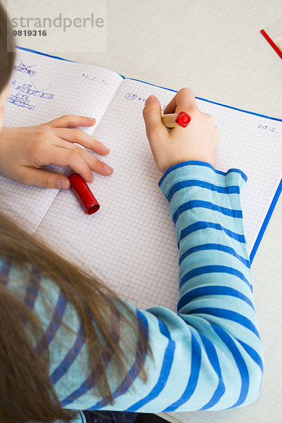 Mädchen macht Mathematik-Hausaufgaben
