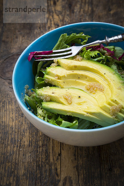 Schüssel Blattsalat mit geschnittener Avocado