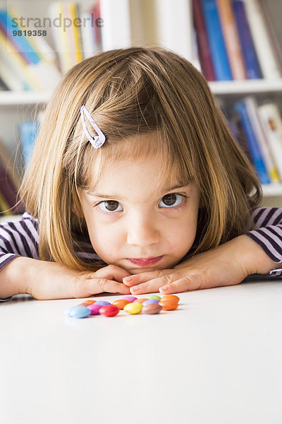 Porträt eines kleinen Mädchens mit Schokoladenknöpfen