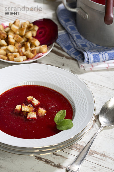 Rote-Bete-Suppe mit Croutons