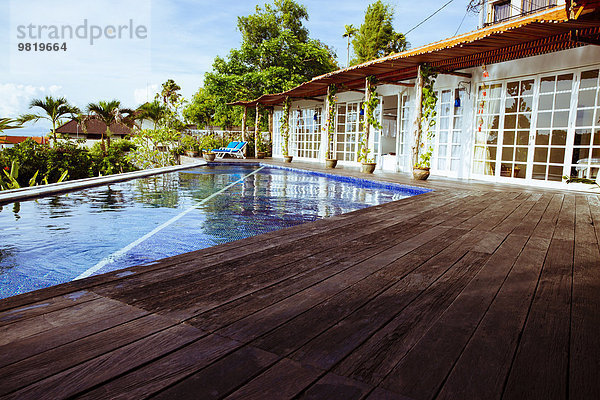 Indonesien  Bali  Schwimmbad und Terrasse einer Ferienvilla
