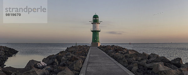 Deutschland  Warnemünde  Leuchtturm im Morgengrauen an der Ostsee