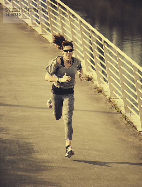Spanien  Gijon  Frau joggen in der Stadt