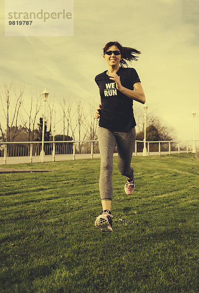 Spanien  Gijon  Frau joggen in der Stadt