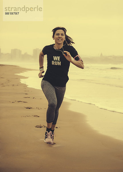 Spanien  Gijon  Frau joggen am Strand