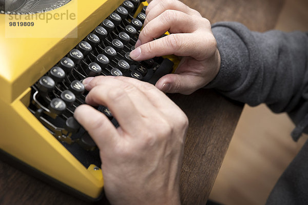 Hände tippen auf alter Schreibmaschine