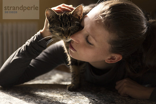 Frau kuschelt mit Katze