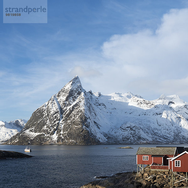 Norwegen  Lofoten  Hamnoy  Blick auf den Olstind Berg