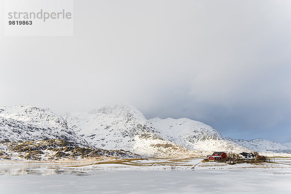Norwegen  Lofoten  Blick auf Leknes im Winter