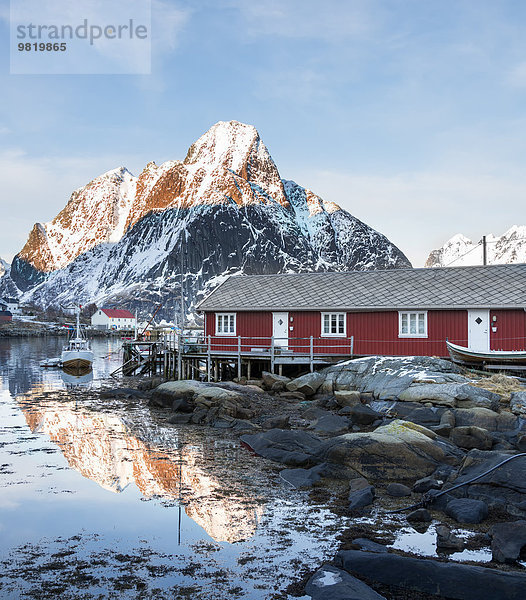 Norwegen  Lofoten  Reine  Blick zum Hafen bei Sonnenaufgang