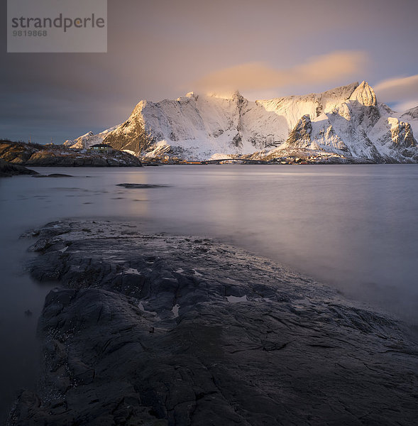 Norwegen  Lofoten  Blick auf Sakrisoy bei Sonnenaufgang