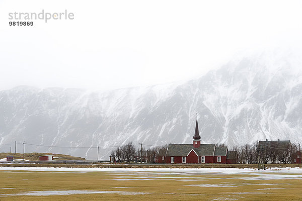 Norwegen  Lofoten  Blick auf Flakstad im Nebel