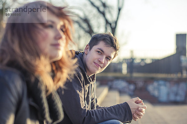 Deutschland  Berlin  Teenager-Paar beim gemeinsamen Entspannen am späten Nachmittag