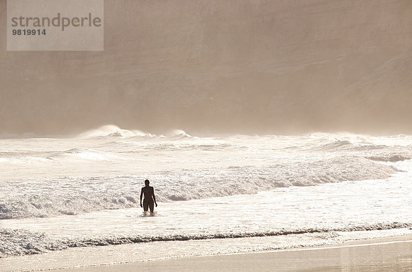 Portugal  Algarve  Sagres  Mareta Beach  Frau im Meer