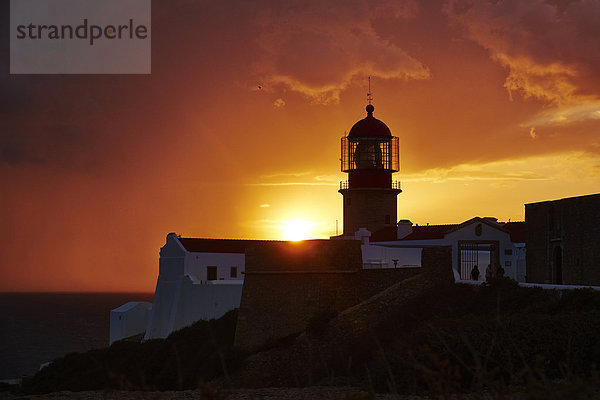 Portugal  Algarve  Sagres  Leuchtturm am Cabo Sao Vicente bei Sonnenuntergang