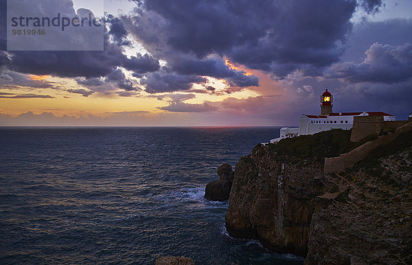 Portugal  Algarve  Sagres  Leuchtturm am Cabo Sao Vicente bei Sonnenuntergang