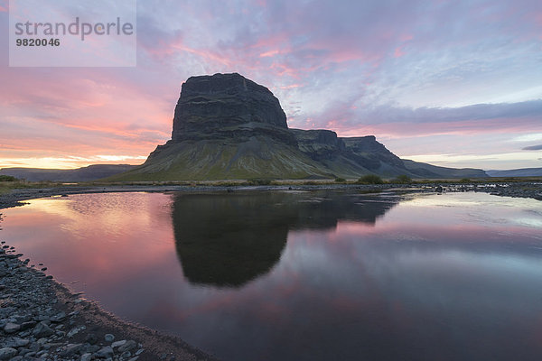 Island  Blick auf Lomagnupur bei Dämmerung