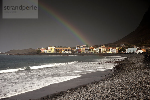Spanien  Kanarische Inseln  La Gomera  Valle Gran Rey  Regenbogen über Strand und Dorf Playa