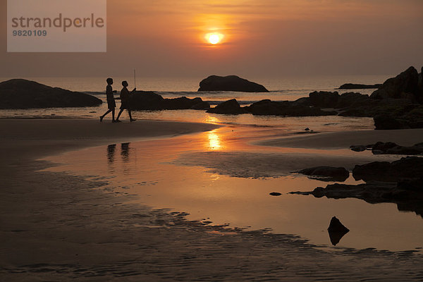 Indien  Karnataka  Sonnenuntergang am Kudle Beach bei Gokarna