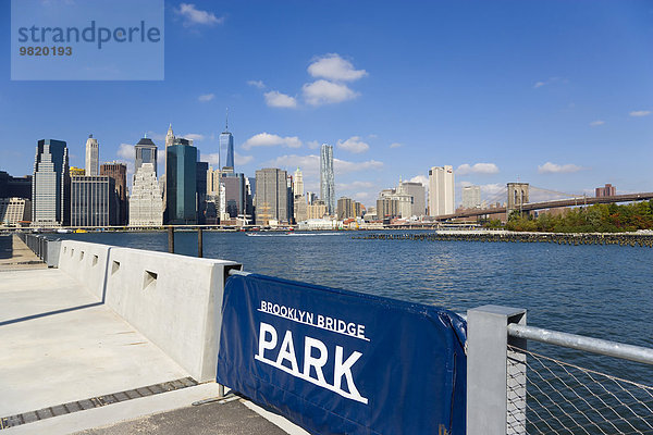 USA  New York  Lower Manhattan Skyline Wolkenkratzer und East River vom Pier 2 im Brooklyn Bridge Park aus gesehen.