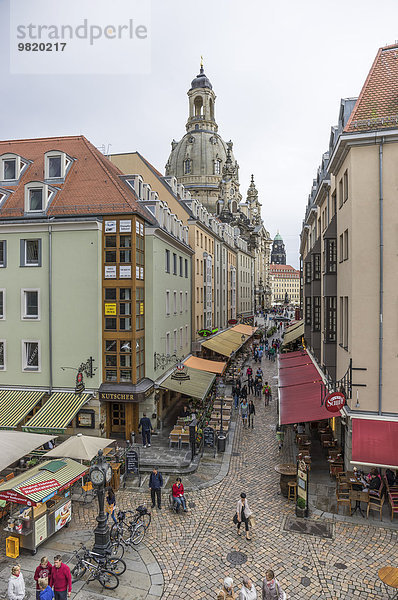 Deutschland  Dresden  Blick auf die Einkaufsstraße mit der Dresdner Frauenkirche im Hintergrund