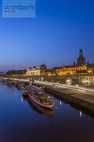 Deutschland  Dresden  Blick auf die beleuchtete Altstadt am Morgen