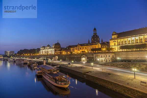 Deutschland  Dresden  Blick auf die beleuchtete Altstadt am Morgen
