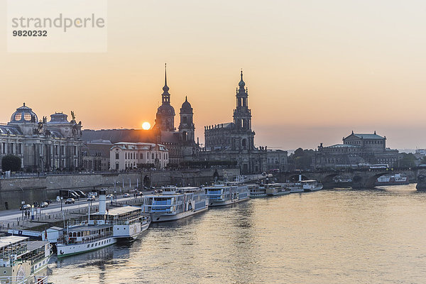 Deutschland  Dresden  Blick auf die Stadt bei Sonnenuntergang