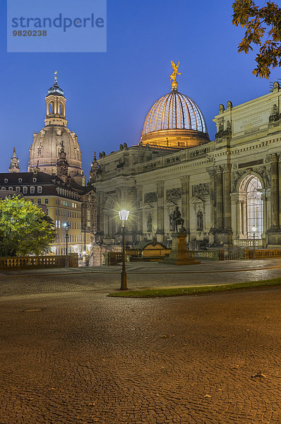 Deutschland  Dresden  Blick auf beleuchtete Kunstgalerie im Lipsius-Gebäude am Abend